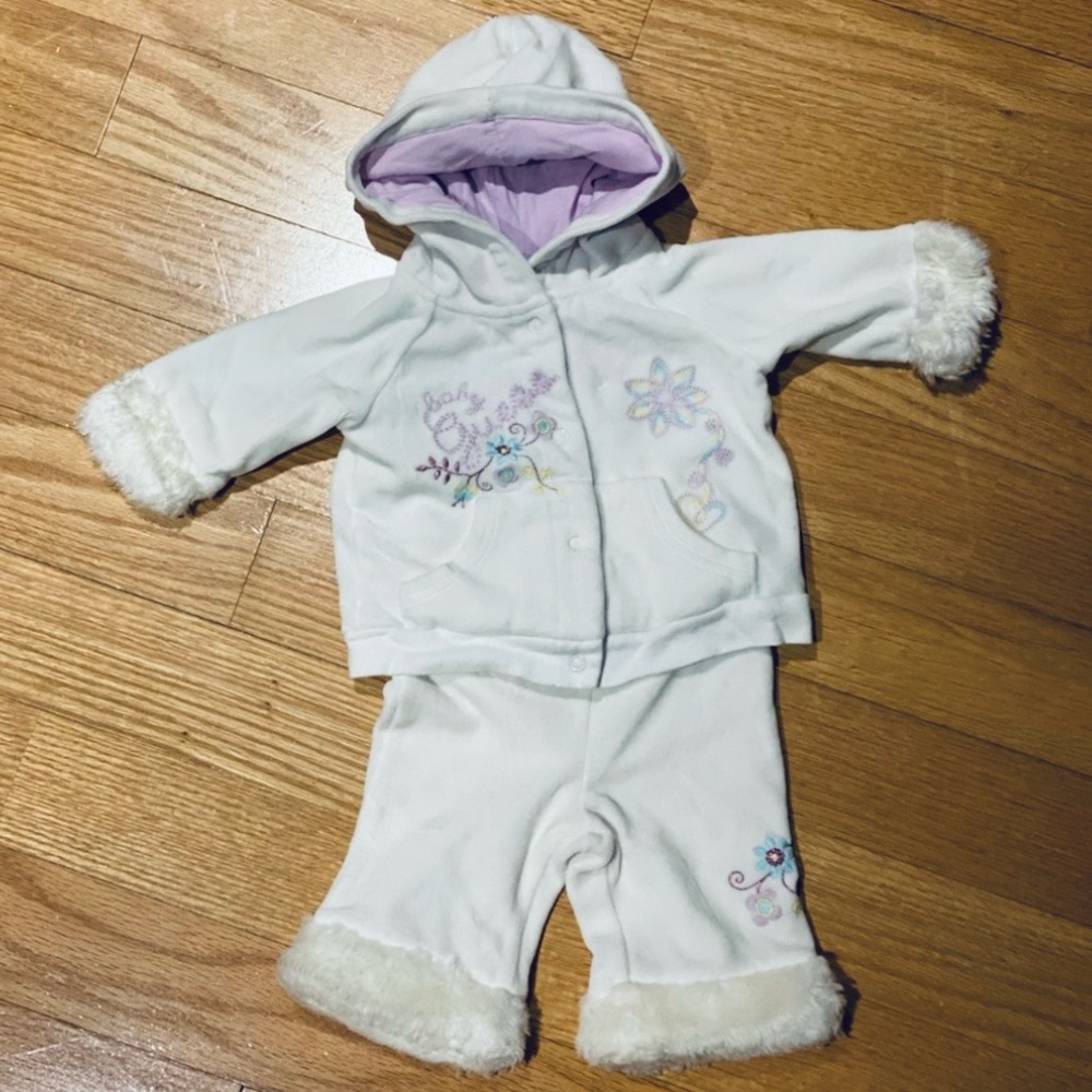 Guess Velour White Jogger Set With Faux Fur Size 0-3 Months